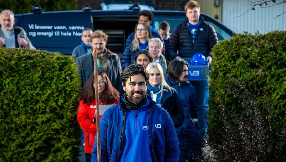 VB Gruppen har brukt en ekte rørlegger som frontfigur i den nye merkevarekampanjen. Arvind Kumar er til daglig er prosjektleder for renovering i Rør i Sør i Kristiansand. Flere andre fra VB er også statister i filmen. Foto: VB