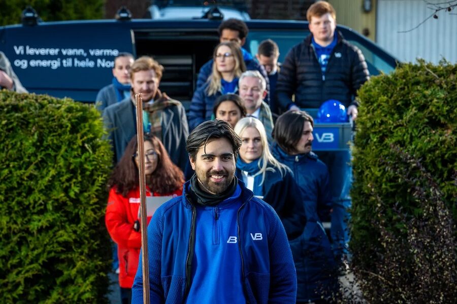 VB Gruppen har brukt en ekte rørlegger som frontfigur i den nye merkevarekampanjen. Arvind Kumar er til daglig er prosjektleder for renovering i Rør i Sør i Kristiansand. Flere andre fra VB er også statister i filmen. Foto: VB