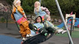 Barn som leker utendørs i barnehagen
