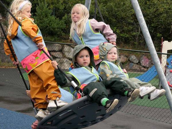 Barn som koser seg i barnehagen