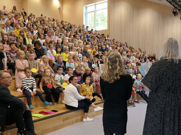 Elever som hører på det som rektor har å si