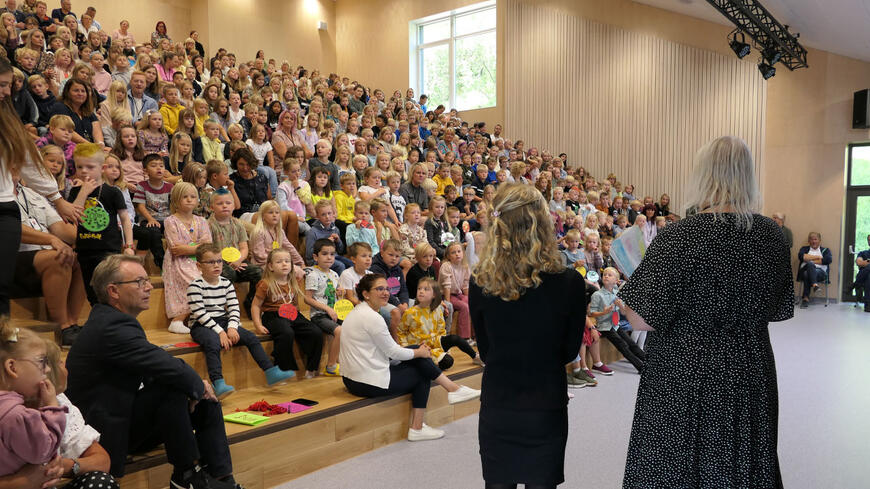 Elever som hører på det som rektor har å si