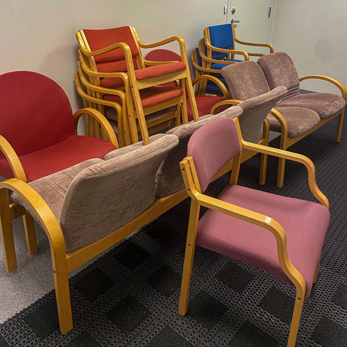 Sofa og stoler som står inntil en vegg