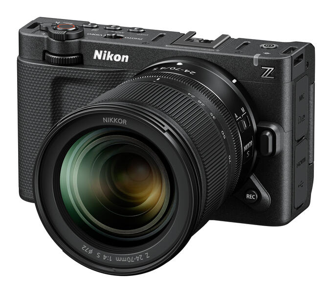 Nye Nikon ZR er et kompakt kamera for video og stillbilder, som både kan benyttes alene og sammen med en rekke tilbehør. Kameraet veier ca. 630 gram med batteri, og benytter den samme CMOS-brikken som i Nikon Z6 III.