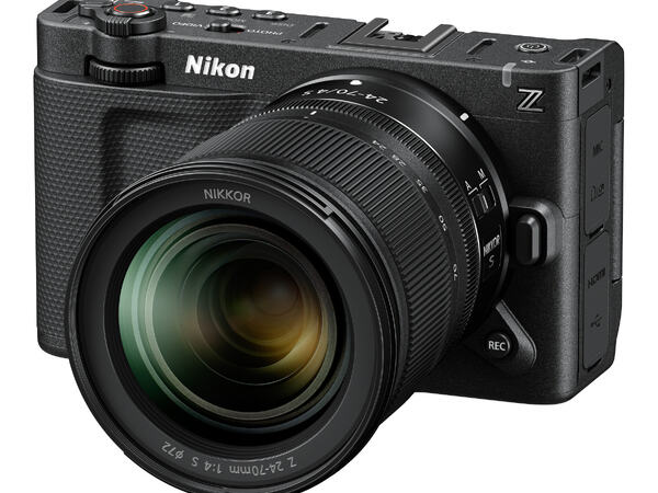 Nye Nikon ZR er et kompakt kamera for video og stillbilder, som både kan benyttes alene og sammen med en rekke tilbehør. Kameraet veier ca. 630 gram med batteri, og benytter den samme CMOS-brikken som i Nikon Z6 III.