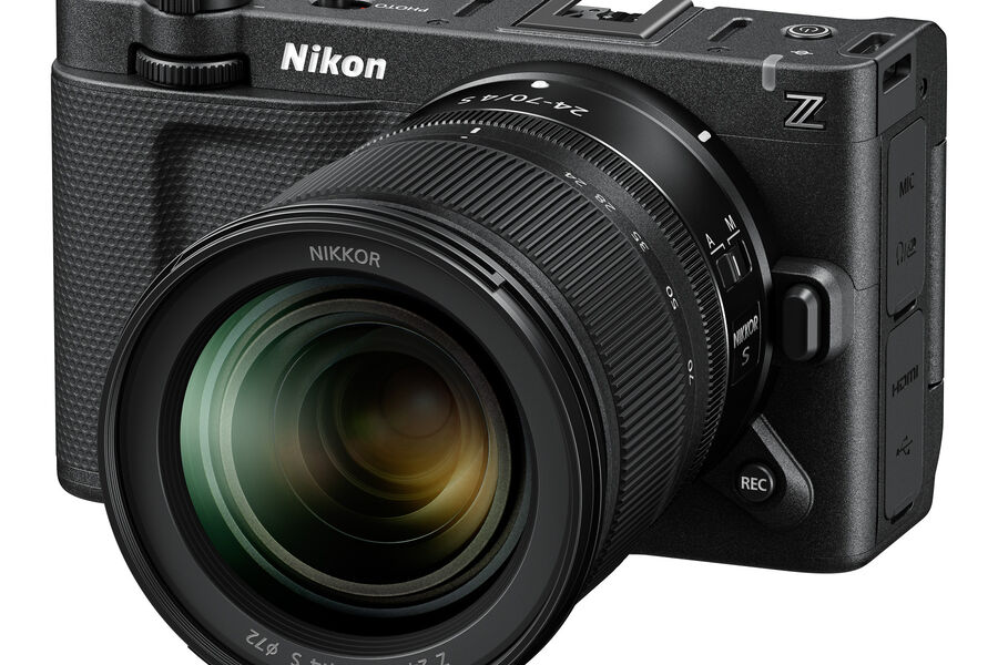 Nye Nikon ZR er et kompakt kamera for video og stillbilder, som både kan benyttes alene og sammen med en rekke tilbehør. Kameraet veier ca. 630 gram med batteri, og benytter den samme CMOS-brikken som i Nikon Z6 III.