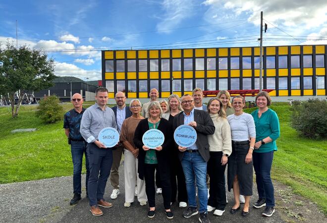 Alle som deltok på regodkjenningsmøtet om Trafikksikker kommune, med ordfører og kommunedirektør i spissen fra Sørreisa kommune i tillegg til Helga Anette Melhus fra Trygg Trafikk. Foto: Espen Marstein Aarnes, Trygg Trafikk