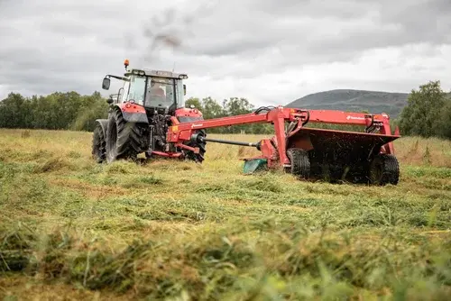 Traktor og treskemaskin