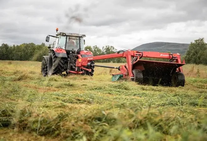 Traktor og treskemaskin