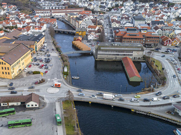 Egersund sentrum med mye trafikk
