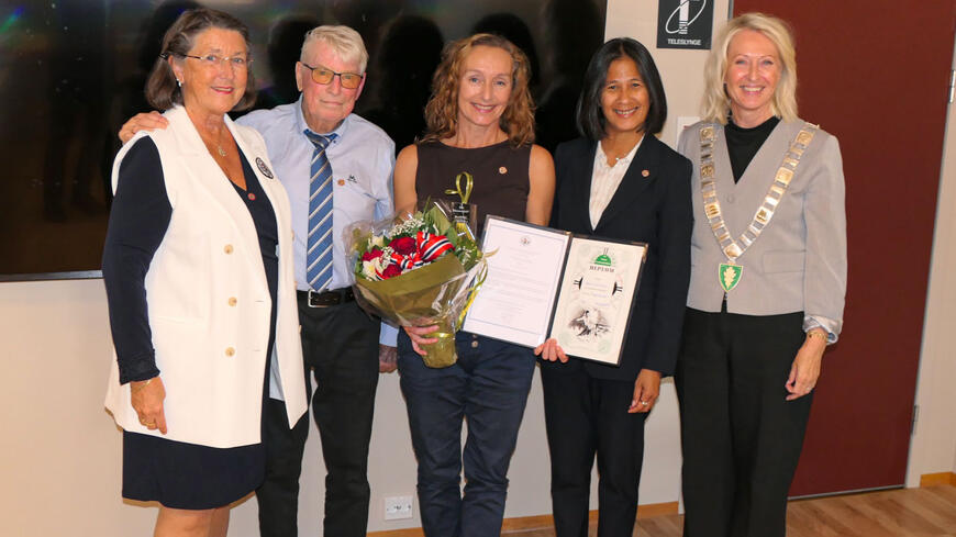 Astrid Kvassheim sammen med de som delte ut diplomet