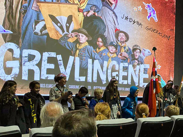 Speidere som er på premieren av filmen Grevlingene i Egersund kulturhus