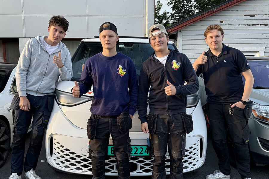 På bildet ser vi fire stolte lærlinger som har fått lærlingekontrakter hos Andenæs VVS etter sommeren. Fra venstre, Leo Svennes, Dennis Sanne-Larsen, Leo Fredriksen, og Kristian Tronstad.