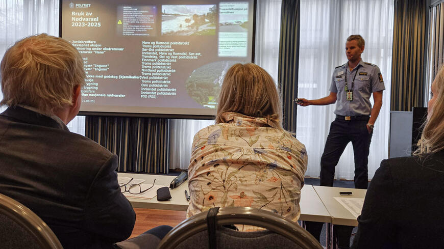 Politi som holder et foredrag