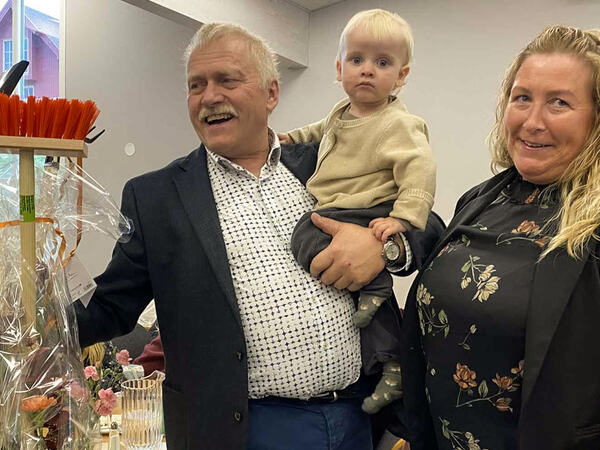 Anne-Torill Helland gir en blomsterbukett som inneholder en kost
