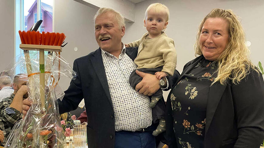 Anne-Torill Helland gir en blomsterbukett som inneholder en kost