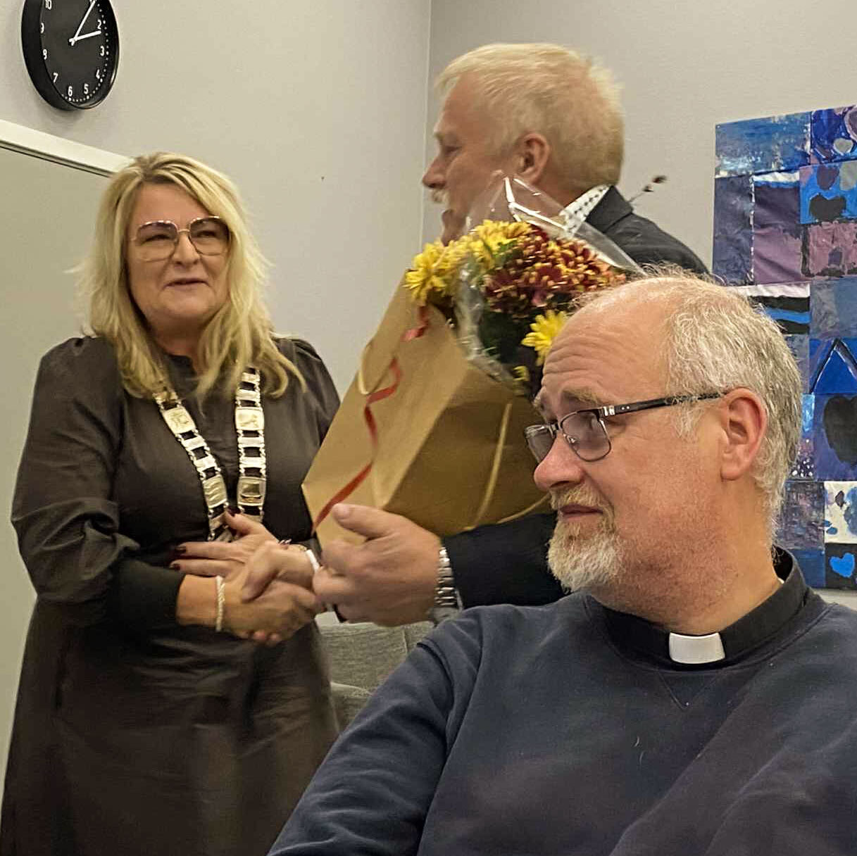 Varaordfører deler ut blomster