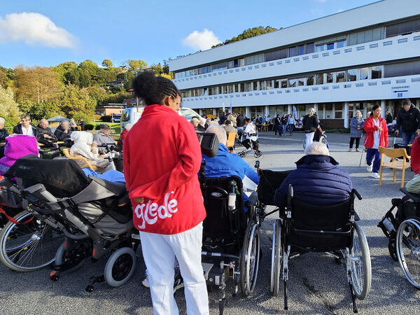 Godt fremmøte utenfor sykehuset på Lagård med aktiviteter