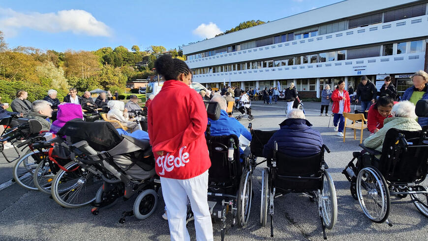 Godt fremmøte utenfor sykehuset på Lagård med aktiviteter