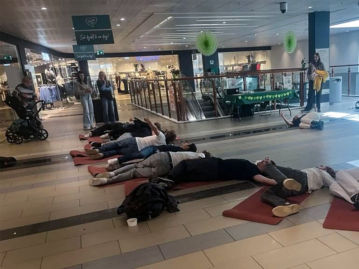 Persopner som ligger på gulvet