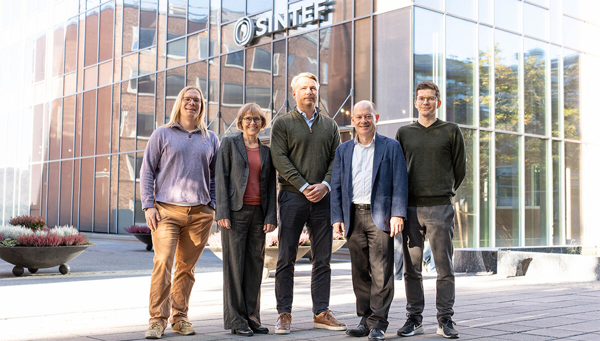Fra venstre Åsmund Ervik, SINTEF/CTO Previse, Mona Mølnvik, forskningssjef SINTEF Energi, Jon Magne Johansen, SINTEF/CEO Previse, Inge Gran, adm. dir. SINTEF Energi og Ole Meyer, SINTEF/COO Previse.