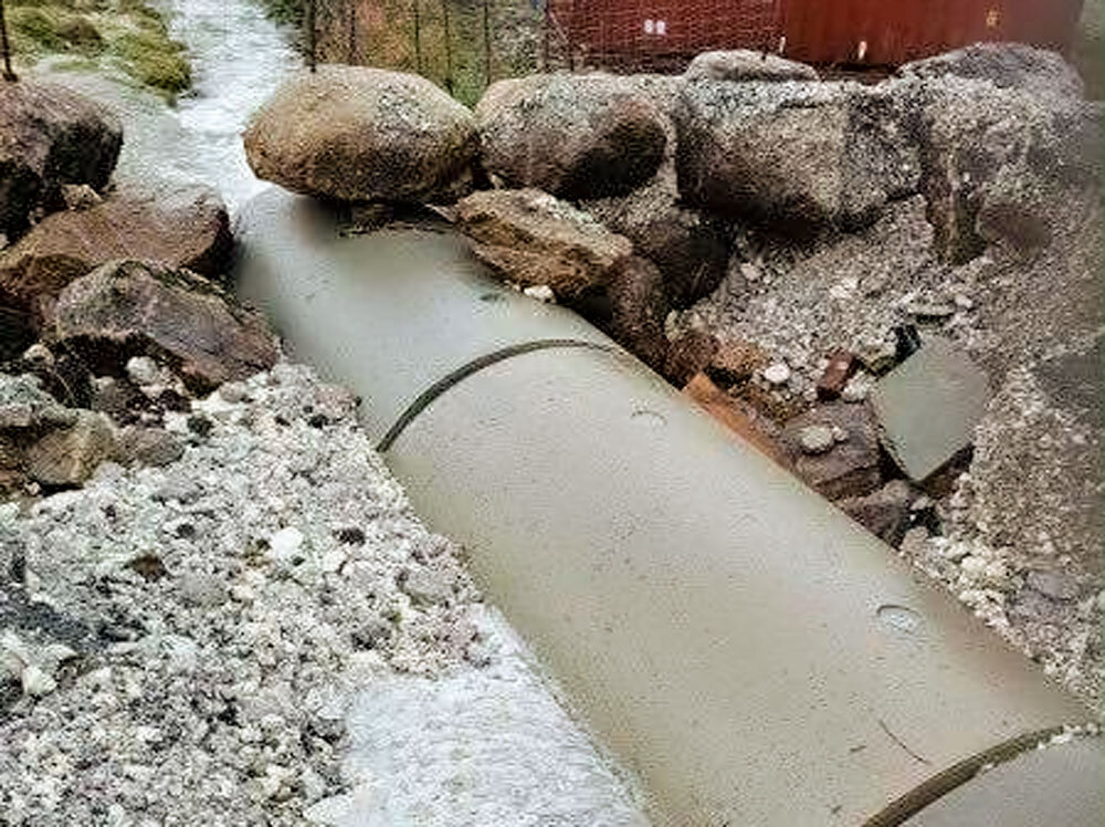 Rør som har blitt gravd frem under en vei