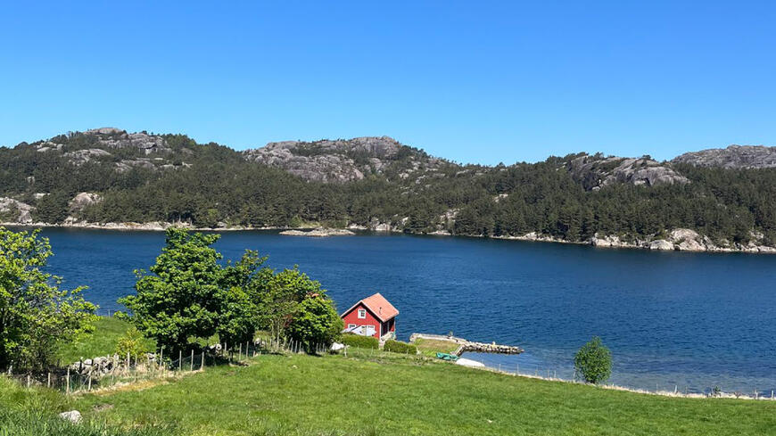 Myklebust en sommerdag med utsikt over sjøen