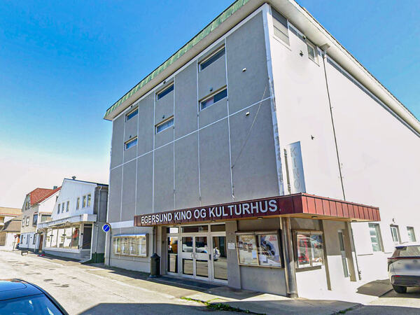 Egersund kulturhus på utsiden en varm sommerdag
