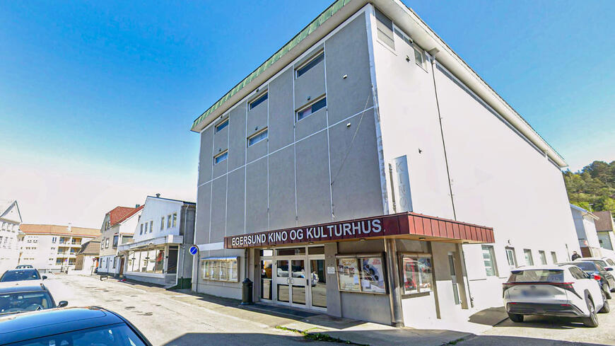 Egersund kulturhus på utsiden en varm sommerdag
