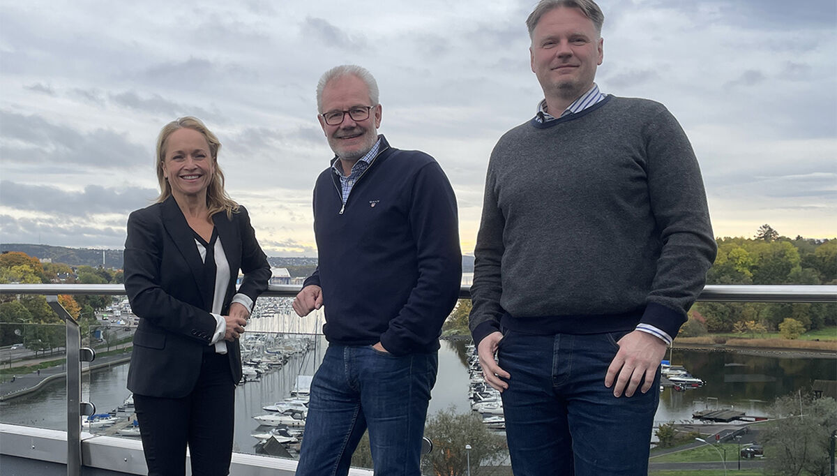 På bildet ser vi personene som har stått bak avtalen. Fra venstre, Janne Arnet Clausen, strategisk kundesjef i Prognosesenteret, Bjørn Moen, daglig leder i VVP, og Jørgen Brannstorph, bransjestatistikkansvarlig i Prognosesenteret.