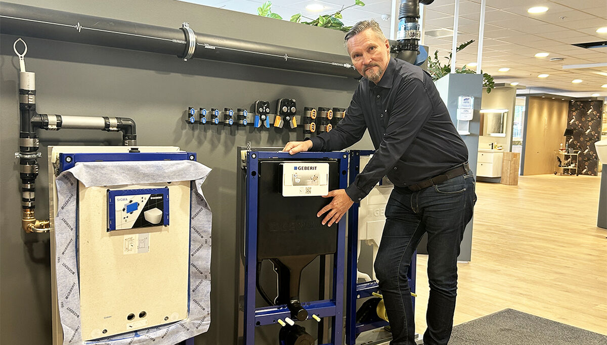 - Vi har savnet en modell som gjør installasjonen enklere, men samtidig sikrer installasjonen. Det har vi fått med vår nye innbygningsisterne Duofix SAWA, sier produktsjef Odd Skriden i Geberit AS.