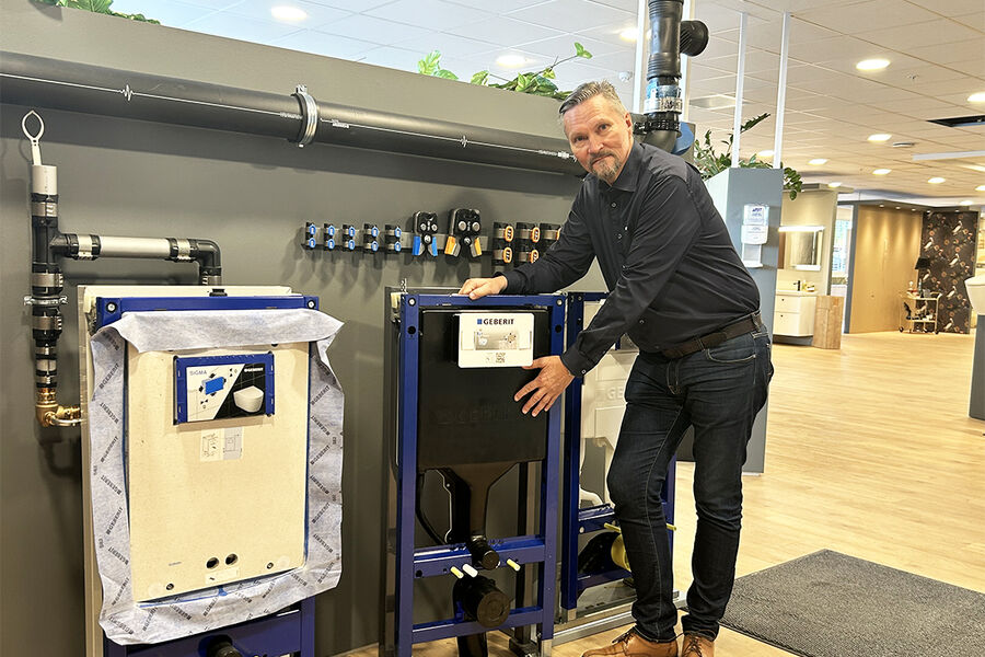 - Vi har savnet en modell som gjør installasjonen enklere, men samtidig sikrer installasjonen. Det har vi fått med vår nye innbygningsisterne Duofix SAWA, sier produktsjef Odd Skriden i Geberit AS.