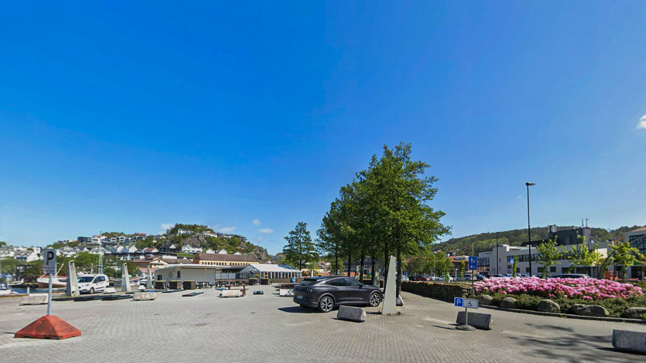 Bytelttomta med plass for å parkere biler