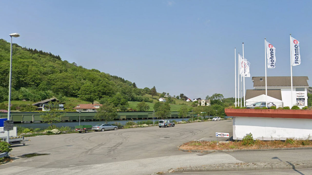 Parkeringsplassen nedenfor Perrongen