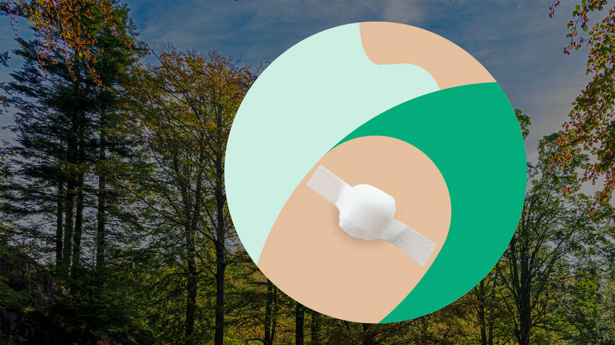 Vaksinert mann med lapp på skulderen