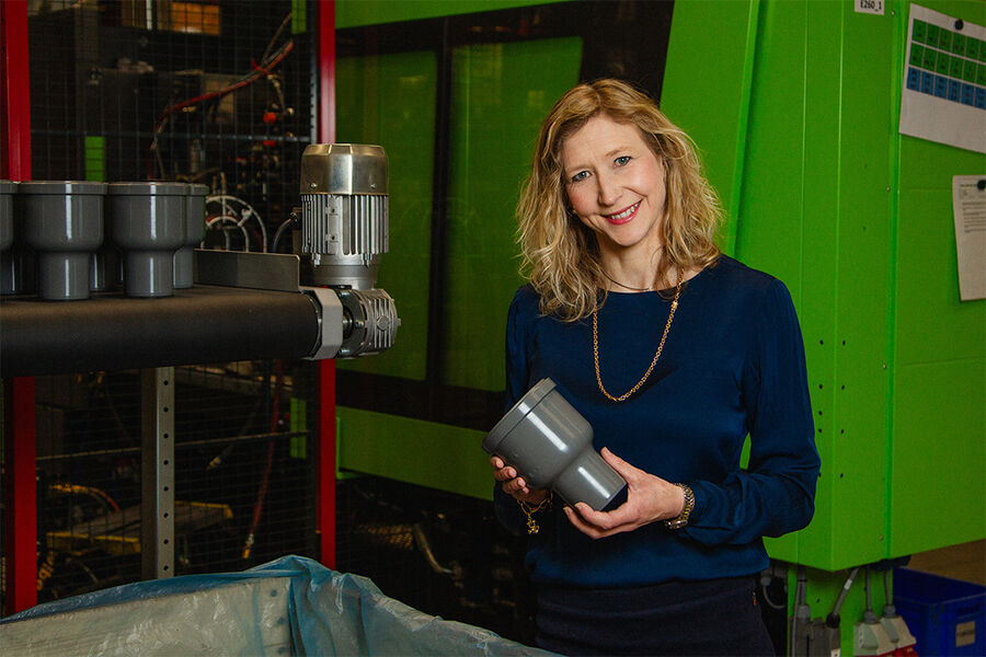 Rebecka Spånberg er konsernsjef og VD for Vitas Group. Hun har ledet BLS Industries fra 2016, og som etter 80 år har byttet navn til Vitas Group, det skal markere en ny start i konsernets utvikling og fremtid. Her er hun i fabrikken og viser frem et av de mange produktene som daglig går gjennom produksjonen i selskapets hovedbase i Ystad i Sverige.