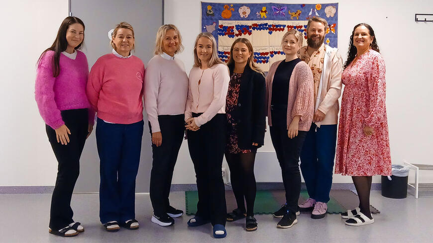 Ansatte på helsestasjonen som har kledd seg i rosa i anledning den store dagen