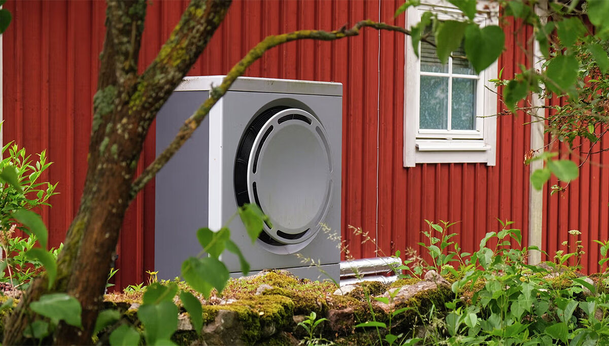 Utedel til luft-til-vann-varmepumpe. FOTO: Enova.