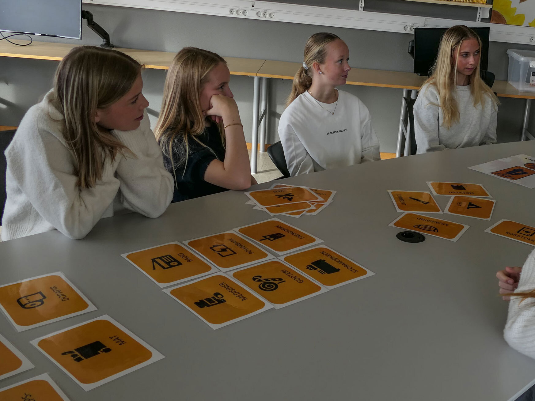 Prioriteringer med kort på bordet