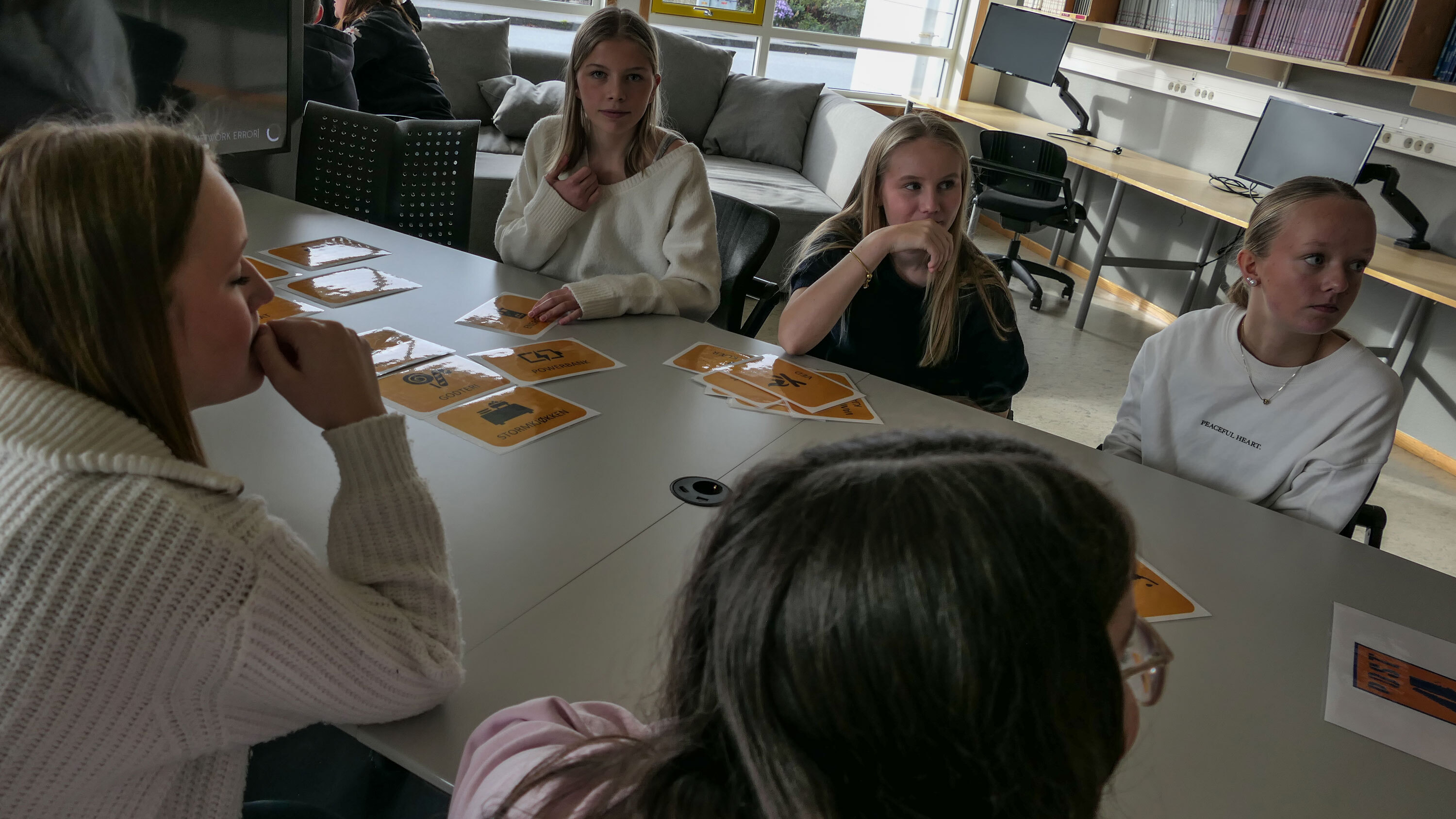 Elevene diskuterer hva som må prioriteres ved kriser