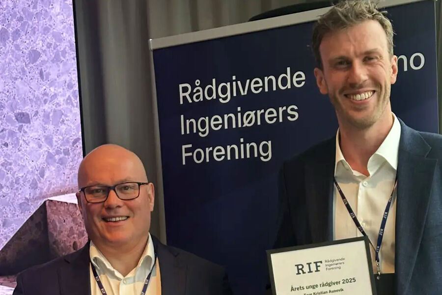 Adm.direktør i COWI, Marius Weydahl Berg, sammen med vinneren Tore Kristian Aunevik ( høyre). Foto: RIF