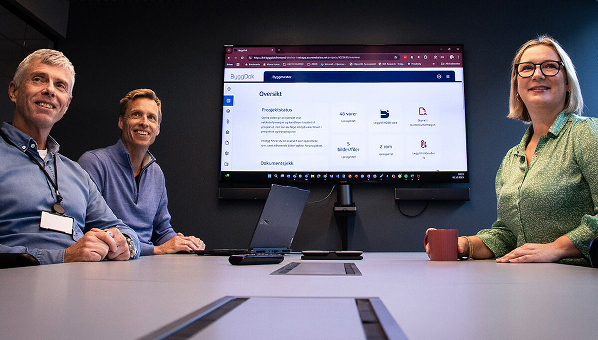 På bildet ser vi fra venstre Christian Overå Brevik – customer success manager, Øystein Berg – Chief Technology Officer / CTO og Kristine Bergendahl – produkteier i Byggtjeneste. På bildet ser vi fra venstre Christian Overå Brevik – customer success manager, Øystein Berg – Chief Technology Officer / CTO og Kristine Bergendahl – produkteier i Byggtjeneste.