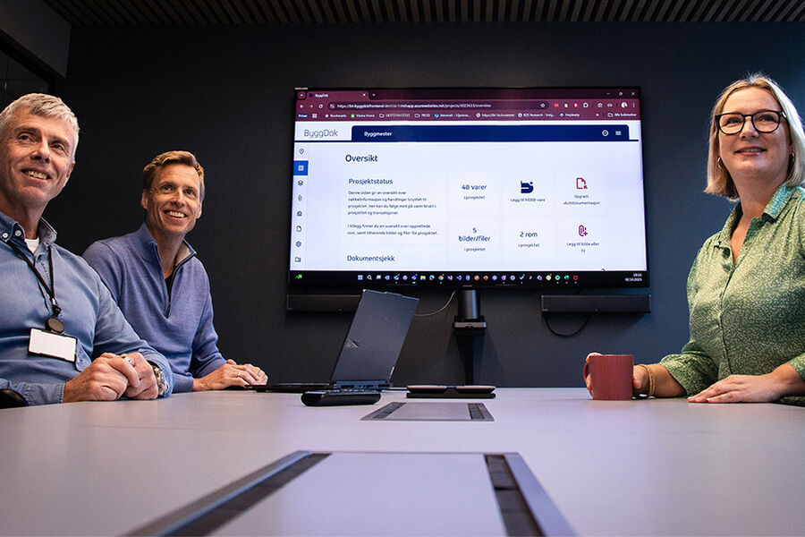På bildet ser vi fra venstre Christian Overå Brevik – customer success manager, Øystein Berg – Chief Technology Officer / CTO og Kristine Bergendahl – produkteier i Byggtjeneste.