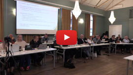 Kommunestyrerepresentantene sitter i et møte