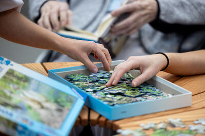 Foto: Eivind Senneset Aktivitet med puslespill på omsorgssenter