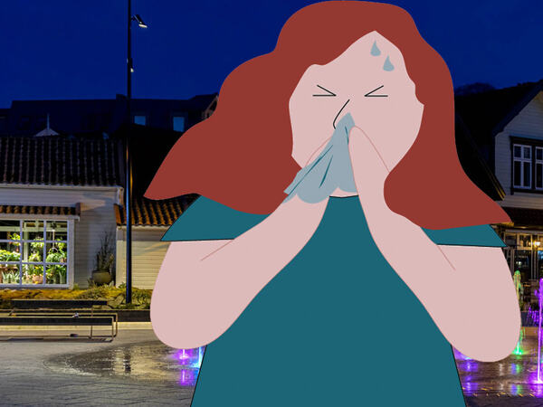 Dame som nyser på torget i Egersund