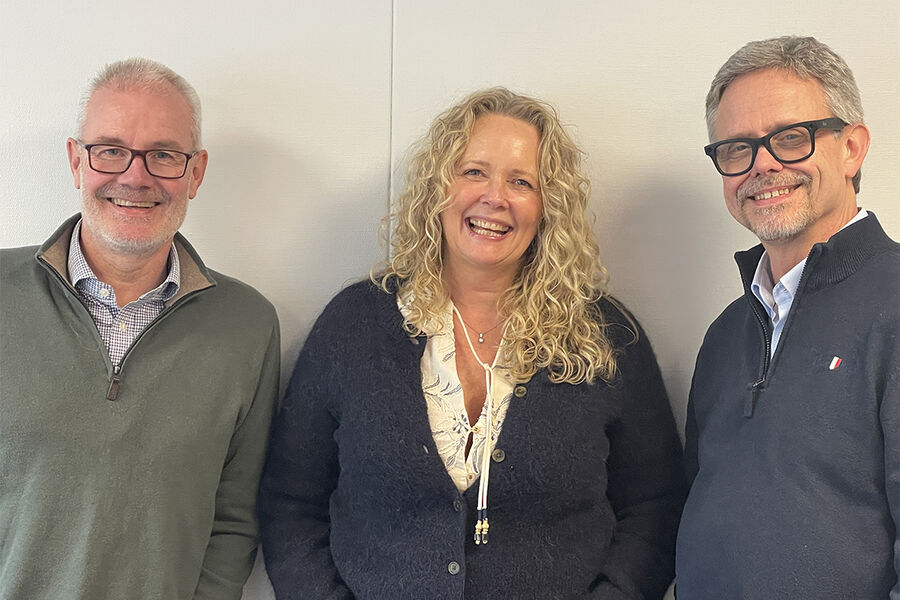 VVP har ansatt Pia Helle som ny markedskoordinator. Her ser vi henne i midten, sammen med to blide herrer i Bjørn Moen( til venstre), og Terje Røising til høyre i VVP.