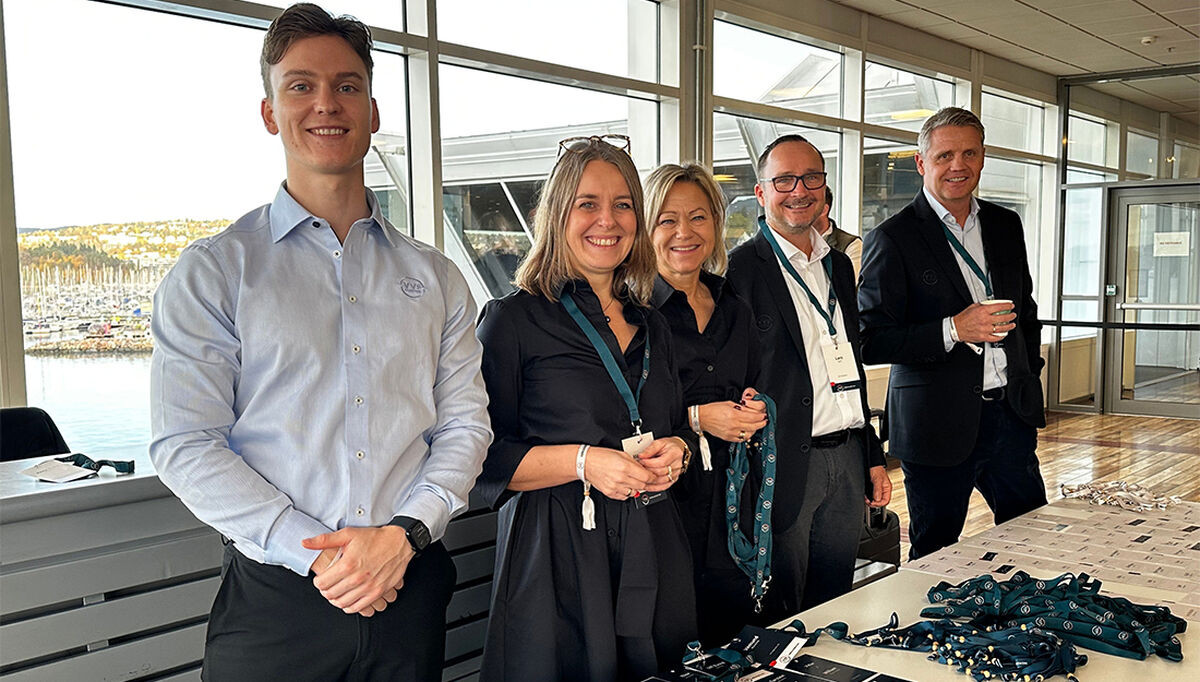 Her står de ansatte på VVS Fagmanns kjedekontor klare til å ta i mot alle deltagerne foran avreisen til Kiel. På bildet ser vi fra venstre, Anders Eknes, Marianne Mols, Anne Sofie Berthelsen, Lars Spro, og Tore Mikkelsen. Fotograf er kjedeleder Øystein Opdal. Anders Eknes Design uten navn - 1