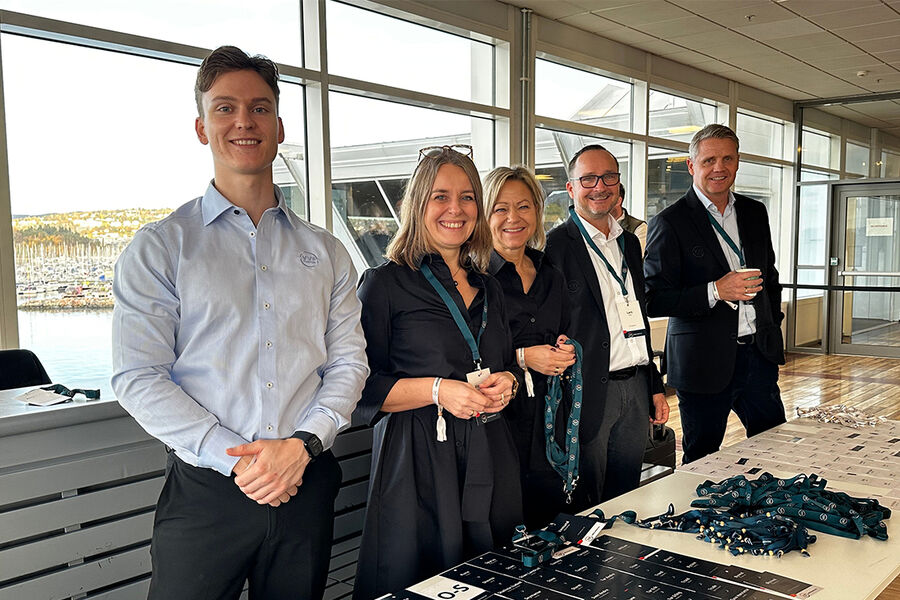 Her står de ansatte på VVS Fagmanns kjedekontor klare til å ta i mot alle deltagerne foran avreisen til Kiel. På bildet ser vi fra venstre, Anders Eknes, Marianne Mols, Anne Sofie Berthelsen, Lars Spro, og Tore Mikkelsen. Fotograf er kjedeleder Øystein Opdal. Anders Eknes