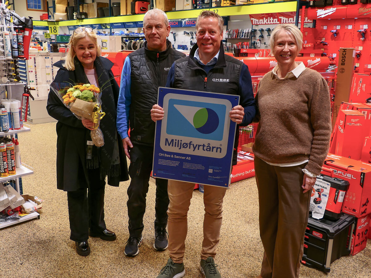 Ansatte i O. H. Bøe mottar Miljøfyrtårn-planketten